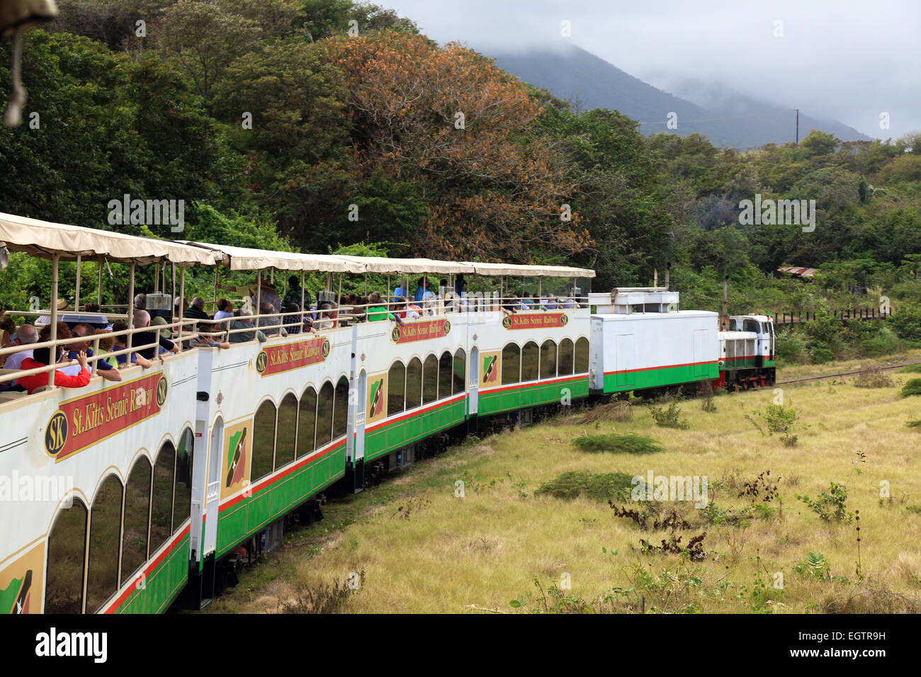Scenic Railway treno che porta i turisti per un giro attraverso le vecchie piantagioni di zucchero in Saint Kitts, dei Caraibi Foto Stock