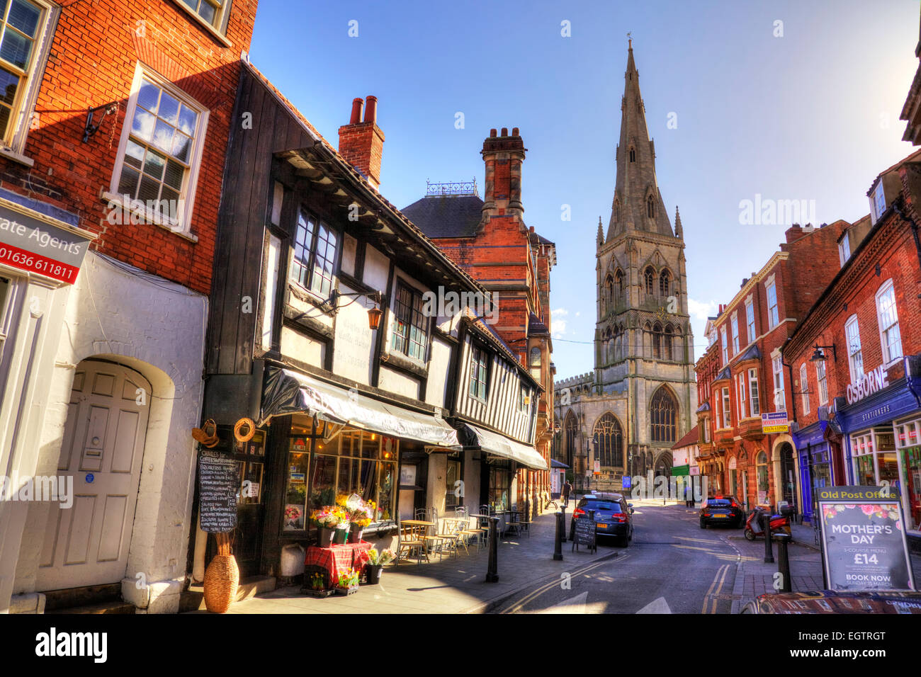 Newark on Trent centro città georgiana strada dello shopping negozi chiesa parrocchiale di Santa Maria Magdelene NOTTINGHAMSHIRE REGNO UNITO Inghilterra Foto Stock