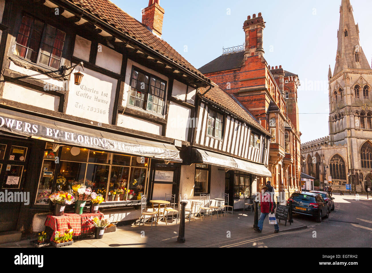 Newark on Trent centro città georgiana strada dello shopping negozi chiesa parrocchiale di Santa Maria Magdelene NOTTINGHAMSHIRE REGNO UNITO Inghilterra Foto Stock