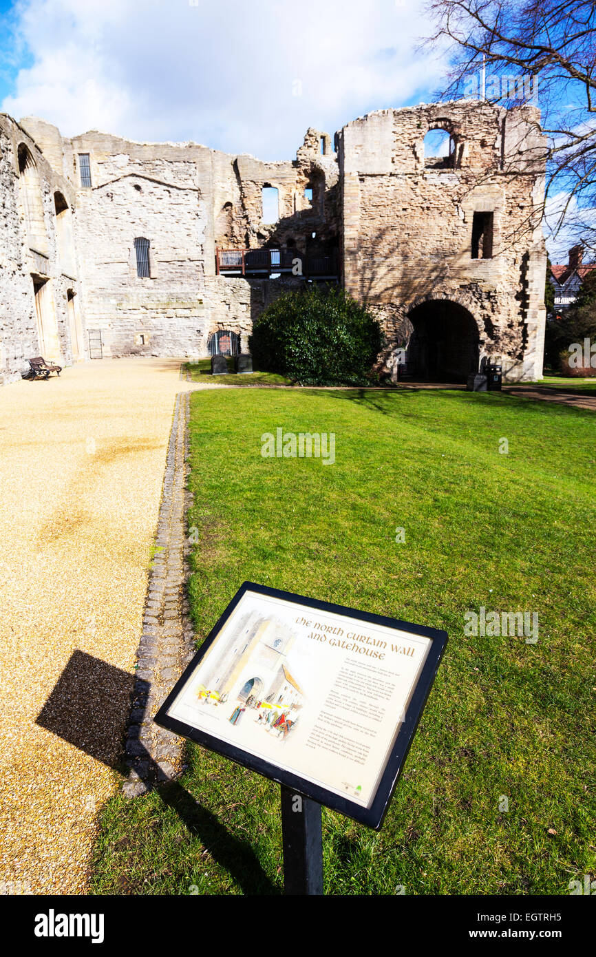 Newark on Trent castello muri interni giardini interno segno monumento storico NOTTINGHAMSHIRE REGNO UNITO Inghilterra Foto Stock
