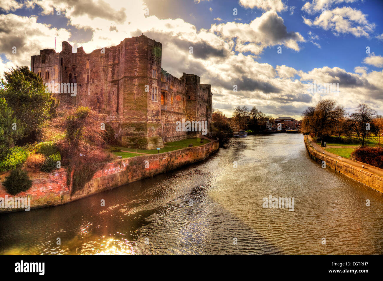 Newark on Trent il castello e il fiume Trento monumento della città la facciata esterna NOTTINGHAMSHIRE REGNO UNITO Inghilterra Foto Stock