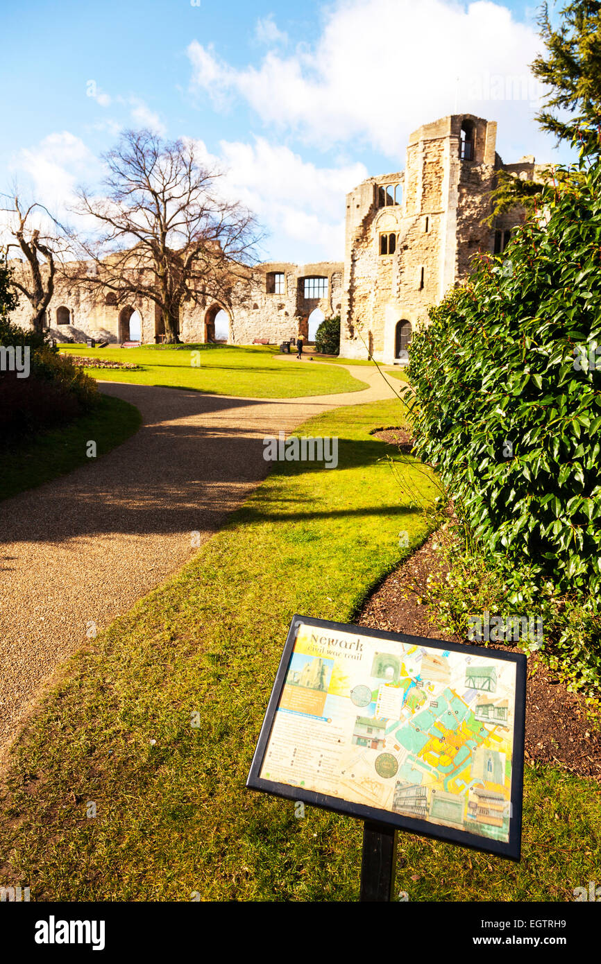 Newark on Trent castello muri interni giardini interno segno monumento storico NOTTINGHAMSHIRE REGNO UNITO Inghilterra Foto Stock