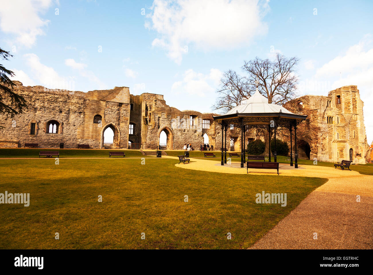 Newark on Trent castello muri interni all'interno dei giardini monumento storico NOTTINGHAMSHIRE REGNO UNITO Inghilterra Foto Stock