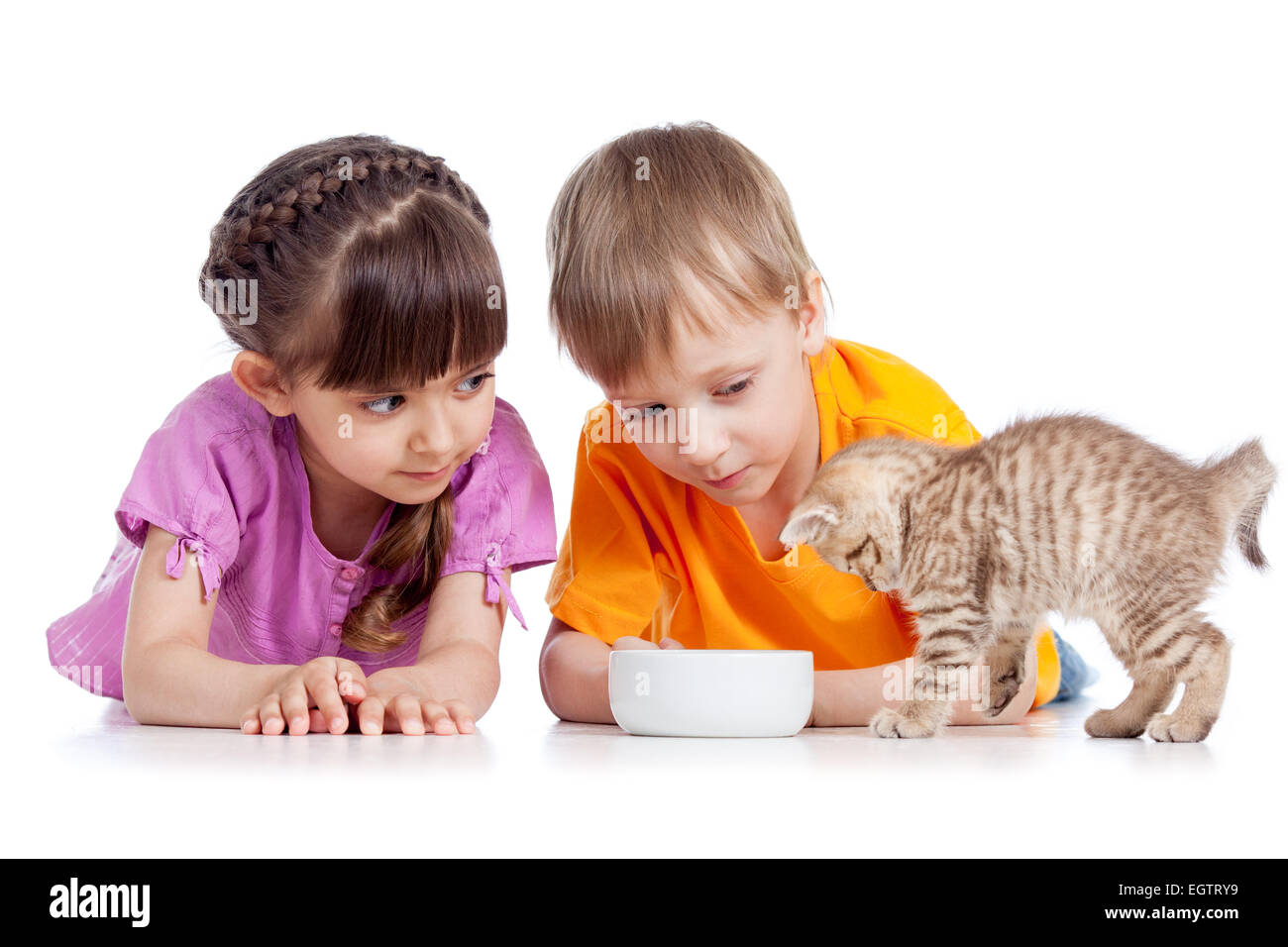 Dei bambini felici alimentazione gattino Foto Stock