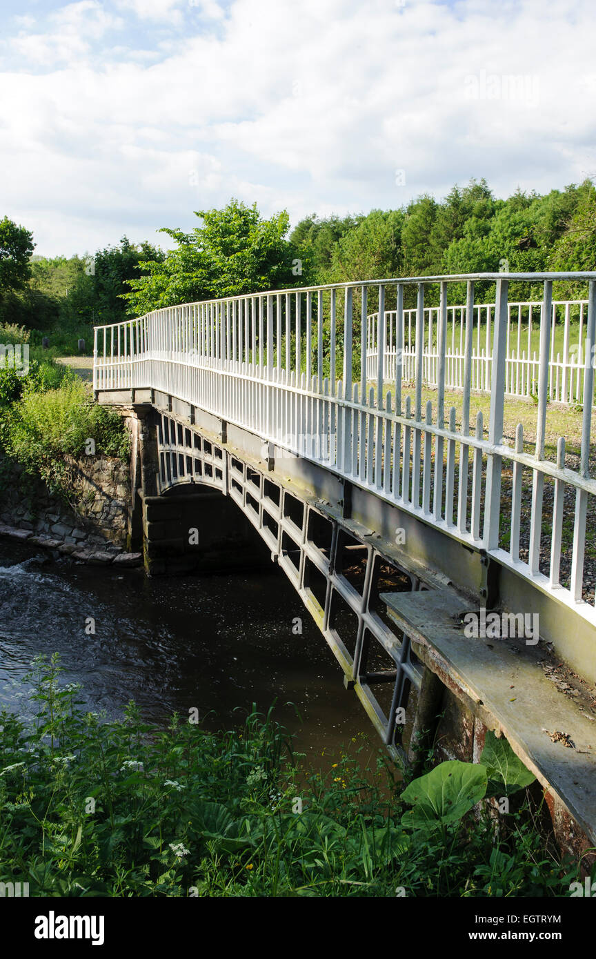 Ponte Cantlop (costruito 1813) è una singola in ghisa span ponte stradale sul Cound Brook, Cantlop, Shropshire. Foto Stock