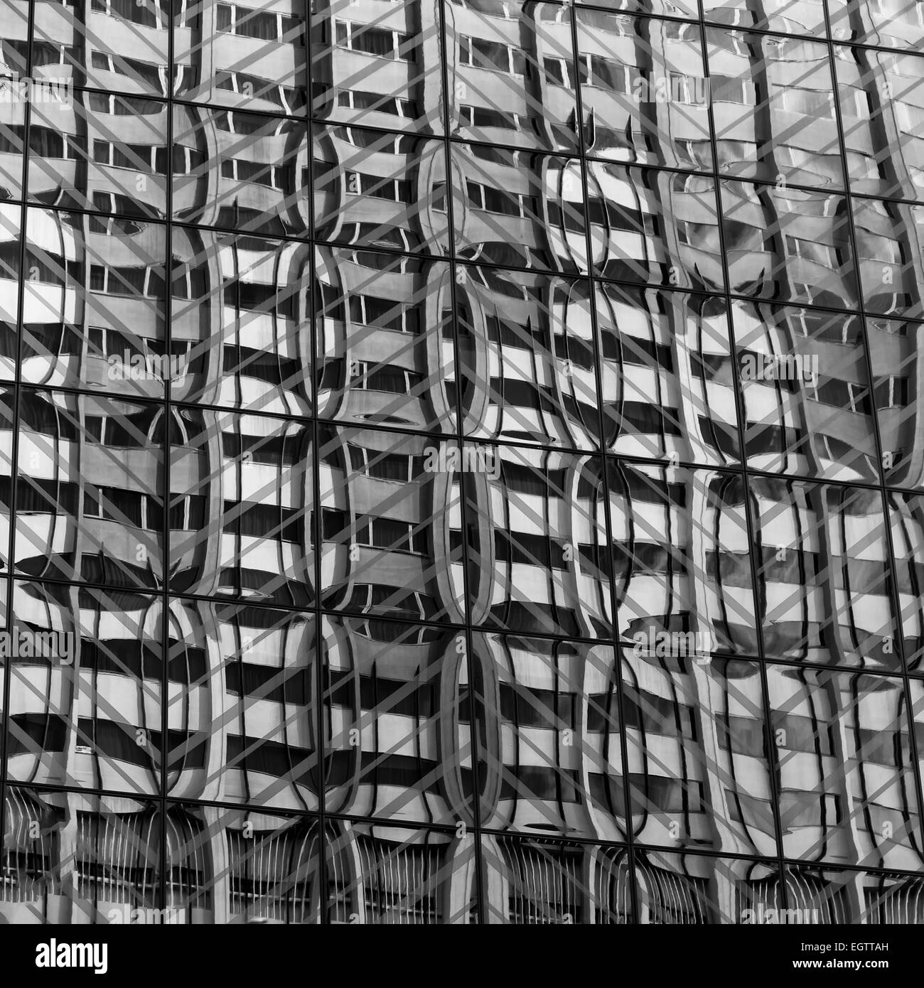 La riflessione in un moderno edificio sulla sua facciata. Primo piano Foto Stock