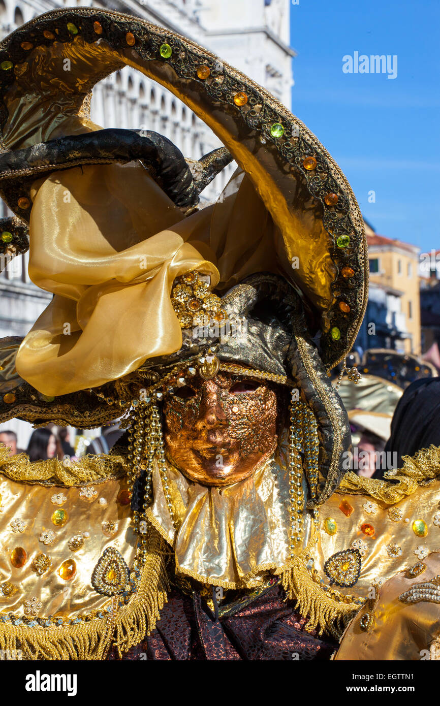 Maschera dorata con decorazioni e intagli durante il Carnevale di Venezia 2015 edition. Foto Stock