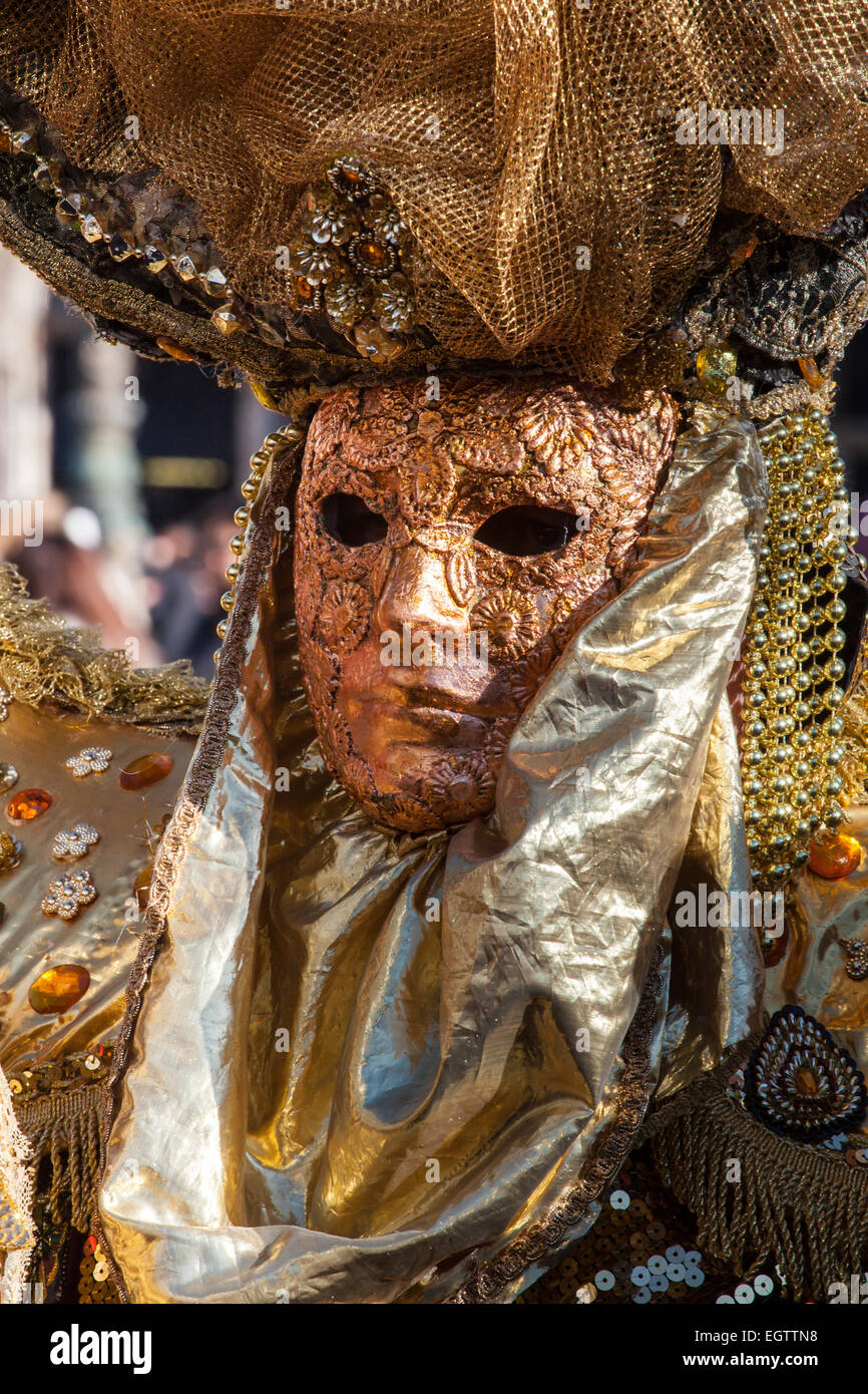 Maschera dorata con decorazioni e intagli durante il Carnevale di Venezia 2015 edition. Foto Stock