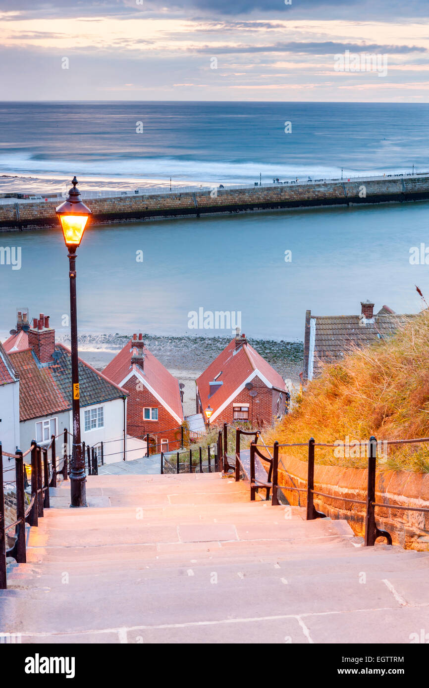 Whitby's 199 passi guardando attraverso il porto, North Yorkshire, Inghilterra, Regno Unito, Europa. Foto Stock