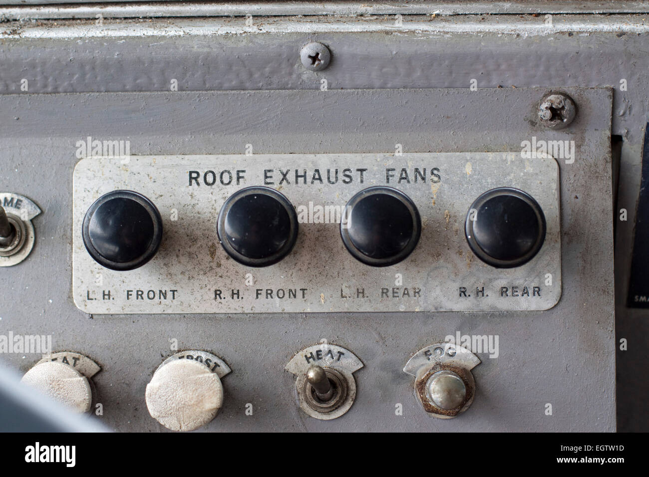 Tetto ventilatori di scarico comandi sul cruscotto di un'USAF pullman/ambulanza. Foto Stock