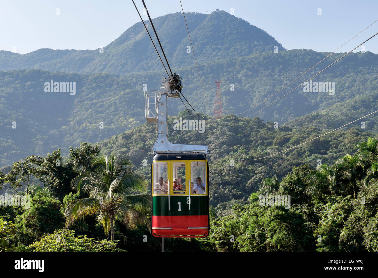 I turisti in Teleforico funivia sopra gli alberi della foresta pluviale su Pico Isabel de Torres mountain Puerto Plata Repubblica Dominicana Foto Stock