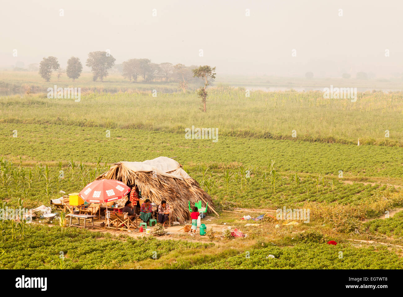 Una famiglia birmana di vivere su una piccola fattoria, Mandalay Myanmar ( Birmania ), Asia Foto Stock