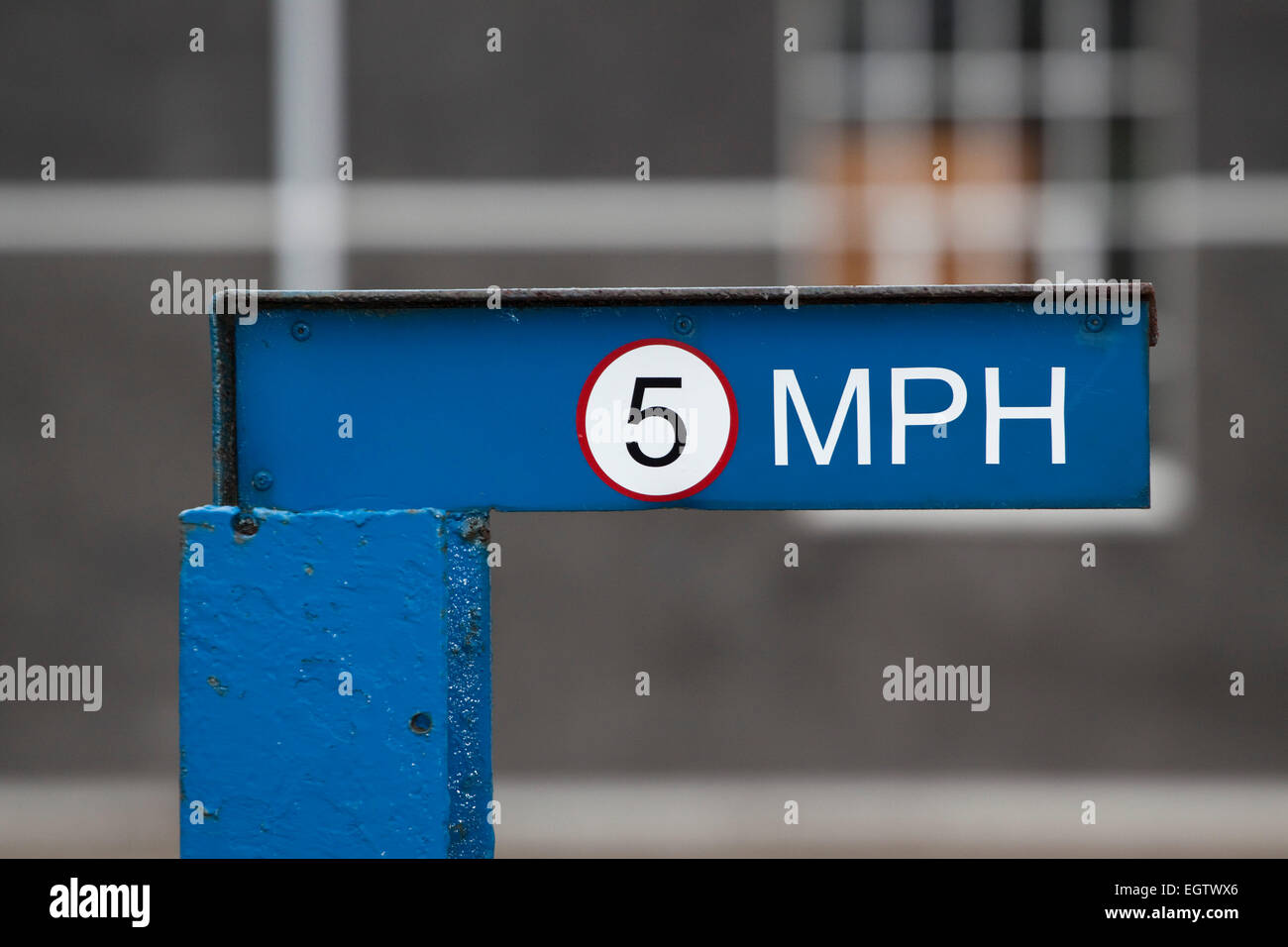 5 mph velocità avviso limite su un metallo blu post Foto Stock