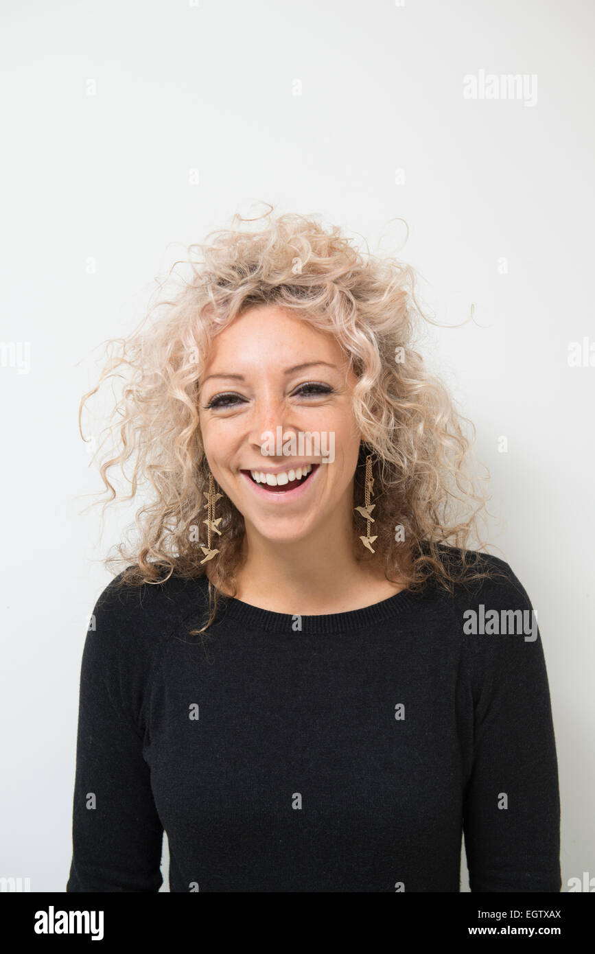 Blonde bombshell chef e baker Kate Henry che ha recitato nella grande British Precotti reality show sulla televisione del Regno Unito Foto Stock