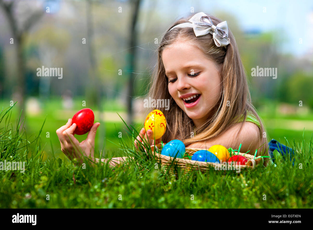 Bambino trovare uovo di pasqua all'aperto. Foto Stock