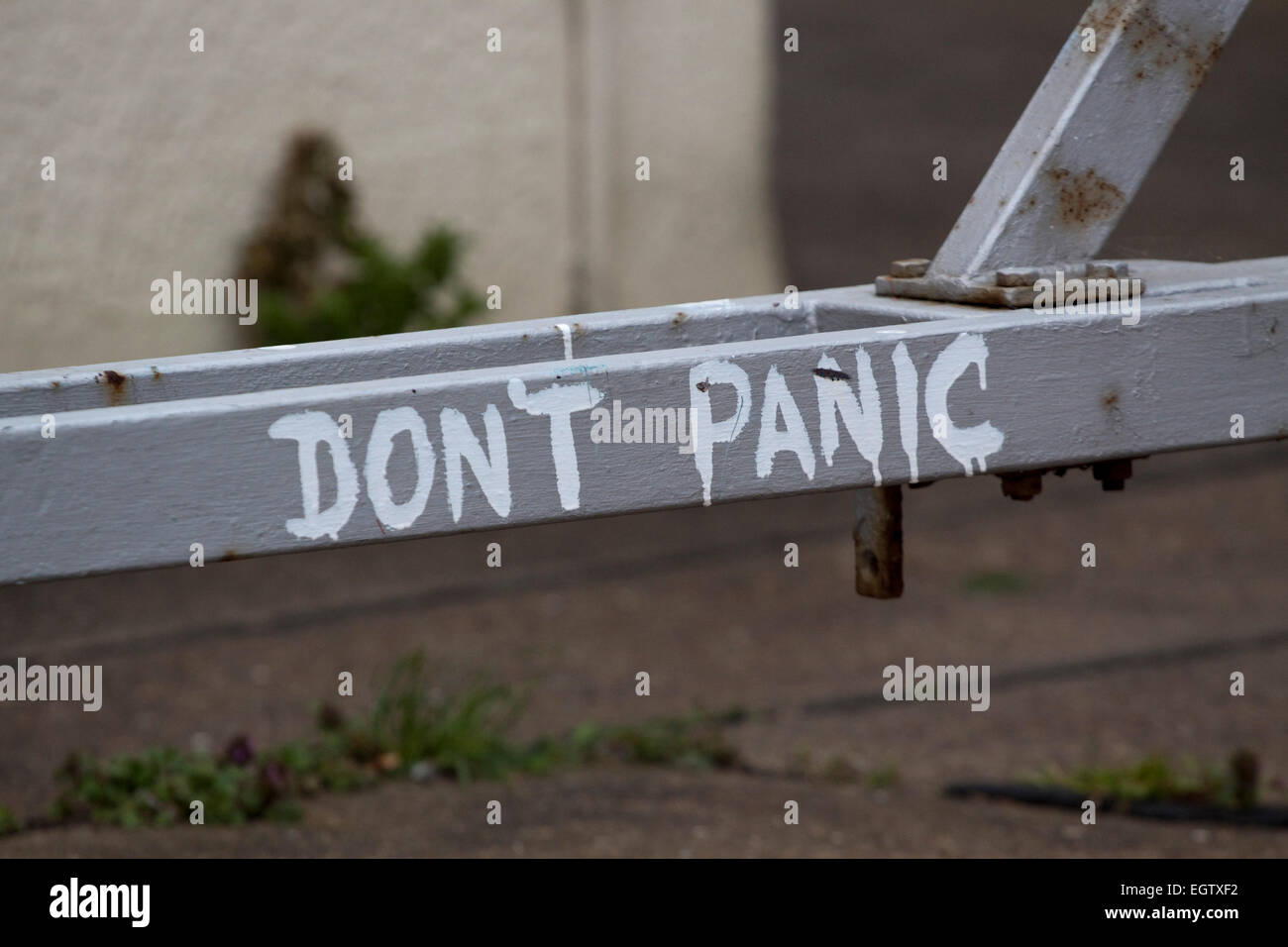 "Non farsi prendere dal panico" goffamente dipinte in vernice bianca che ha eseguito su un dipinto di argento nella barra di traino Foto Stock