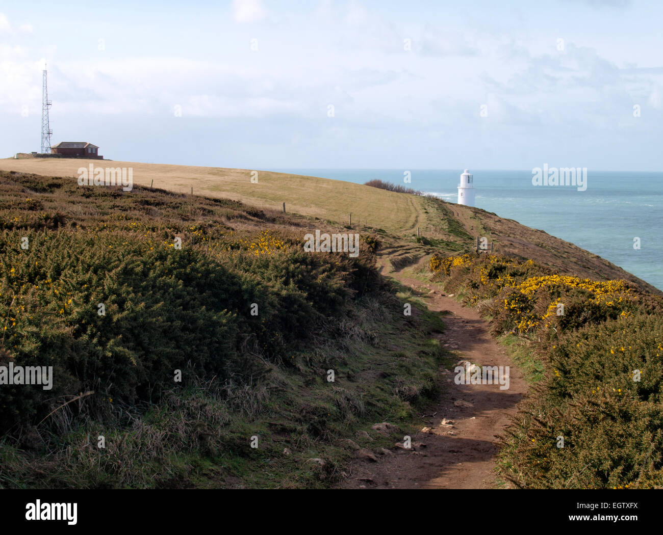 Costa sud-ovest percorso in corrispondenza della testa Trevose con il faro in distanza, Cornwall, Regno Unito Foto Stock
