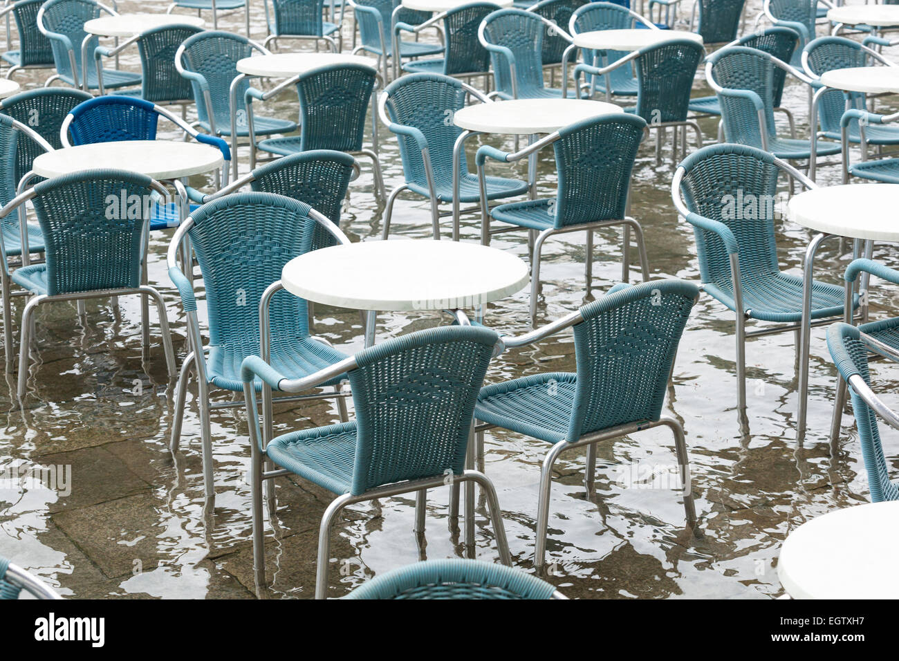 I tavoli e le sedie con acqua alta in piazza San Marco, Venezia, Italia. Foto Stock