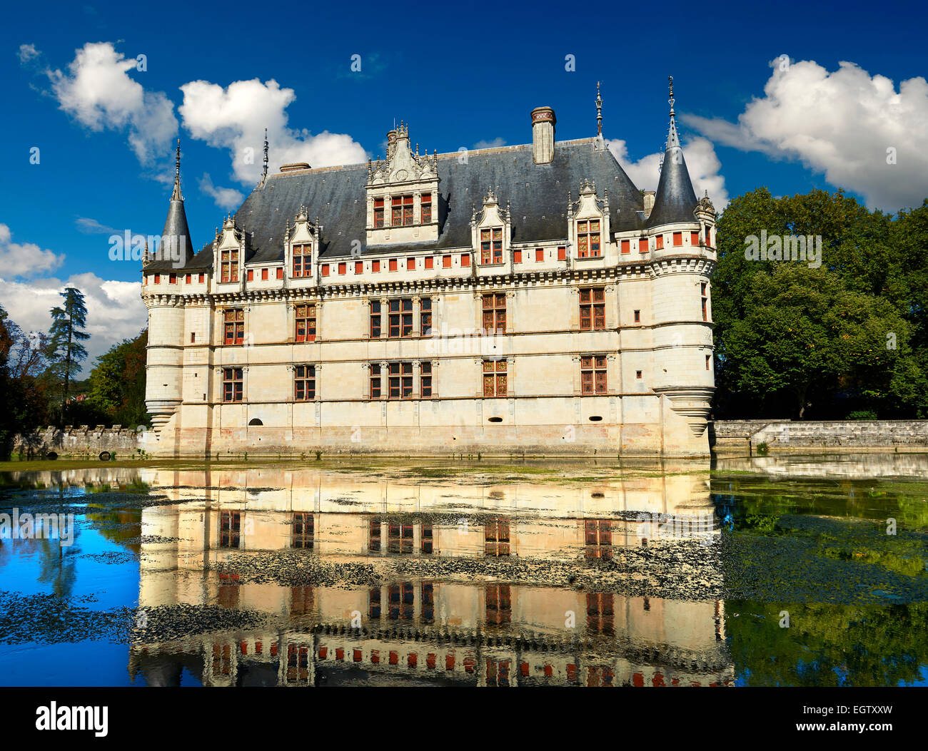 Esterno del Rinascimento Château d'Azay-le-Rideau con il suo fossato, costruito tra il 1518 e il 1527,della Valle della Loira, Francia Foto Stock