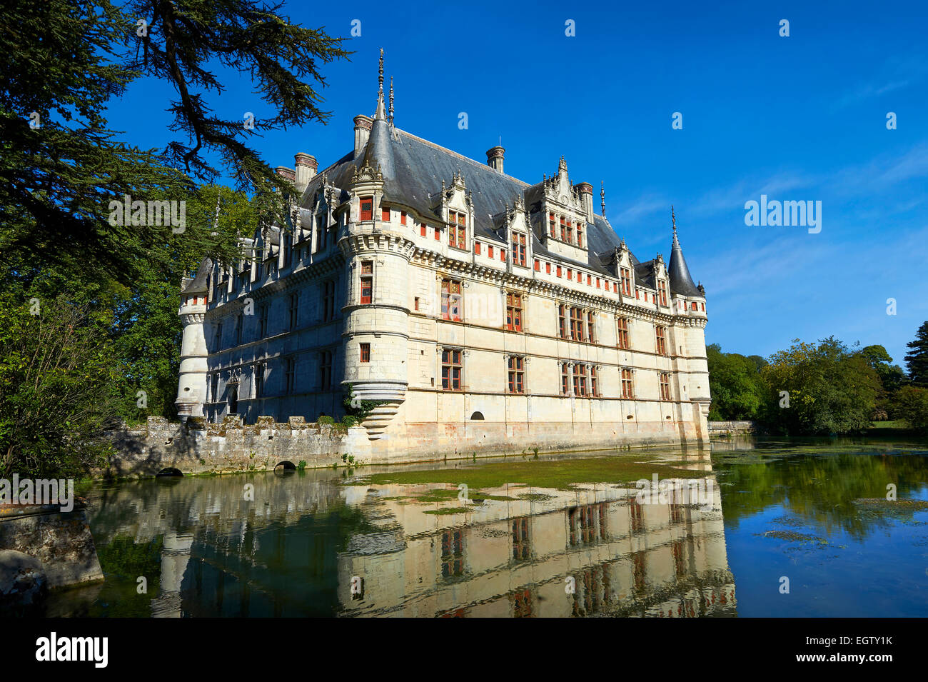 Esterno del Rinascimento Château d'Azay-le-Rideau con il suo fossato, costruito tra il 1518 e il 1527,della Valle della Loira, Francia Foto Stock