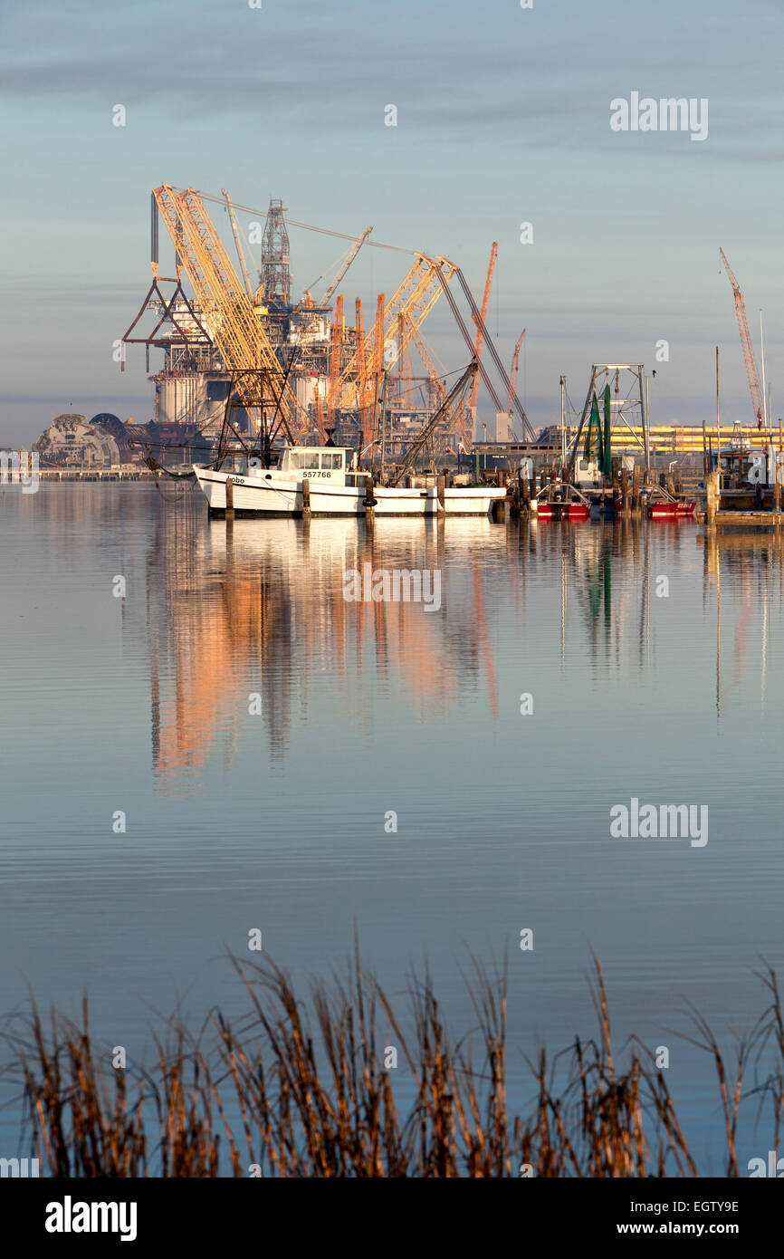 Ingleside Bay, barca da pesca e le imbarcazioni di servizio, costruzione di "Big Foot' deepwater oil & gas piattaforma. Foto Stock