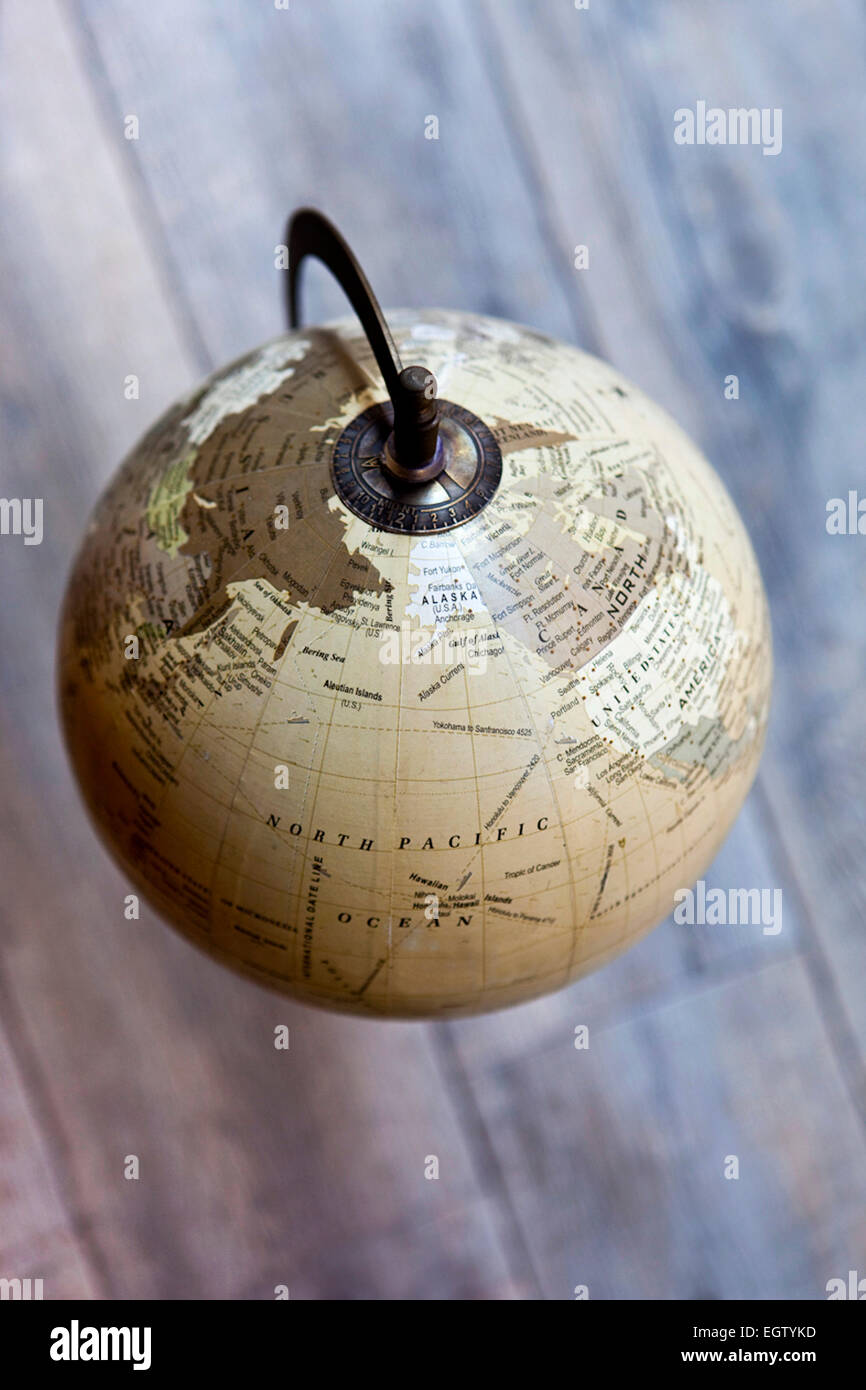 Antica mappa del mondo in un mercato delle pulci Foto Stock