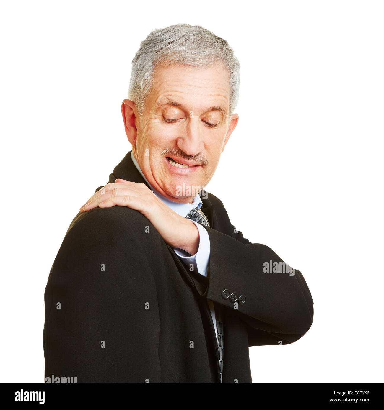 Il vecchio uomo di dolore alla spalla e tenendo la sua mal di schiena Foto Stock
