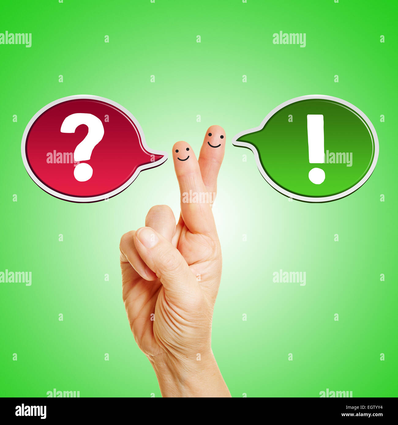 Due discorso bolla sulle dita di una mano come simbolo di comunicazione Foto Stock