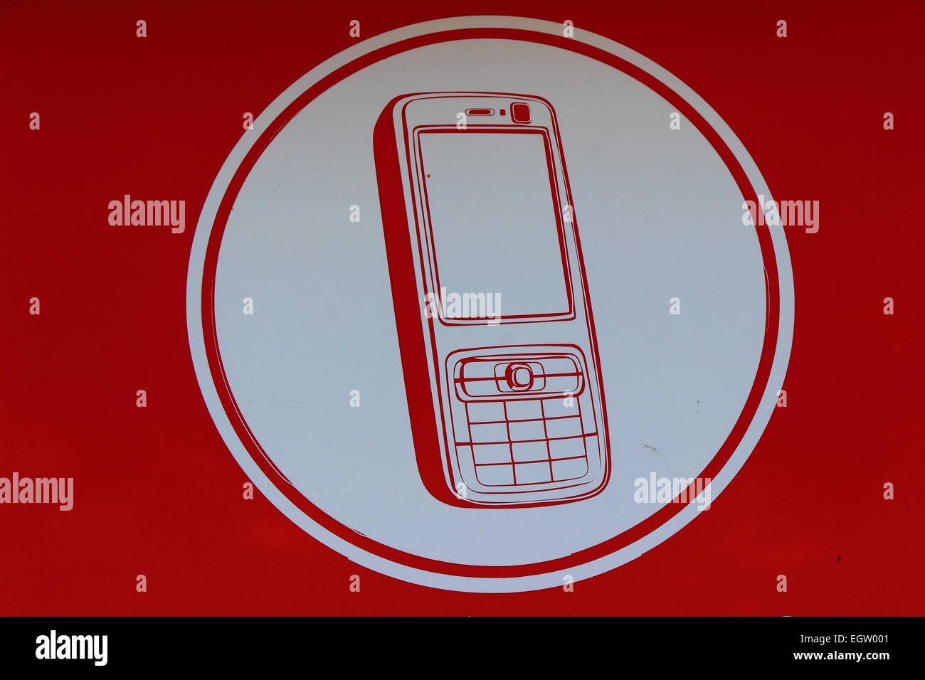 Su uno sfondo rosso mostra un'icona a forma di cellulare Foto Stock