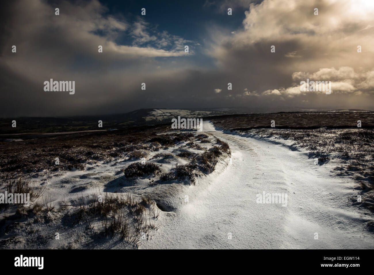 Percorso innevato sulla brughiera di Ilkley nello Yorkshire, Inghilterra Foto Stock