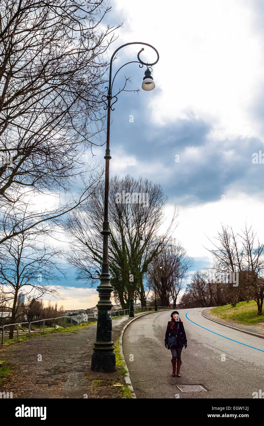Italia Piemonte Torino, Valentino una ragazza cammina in una strada nel parco del Valentino Foto Stock