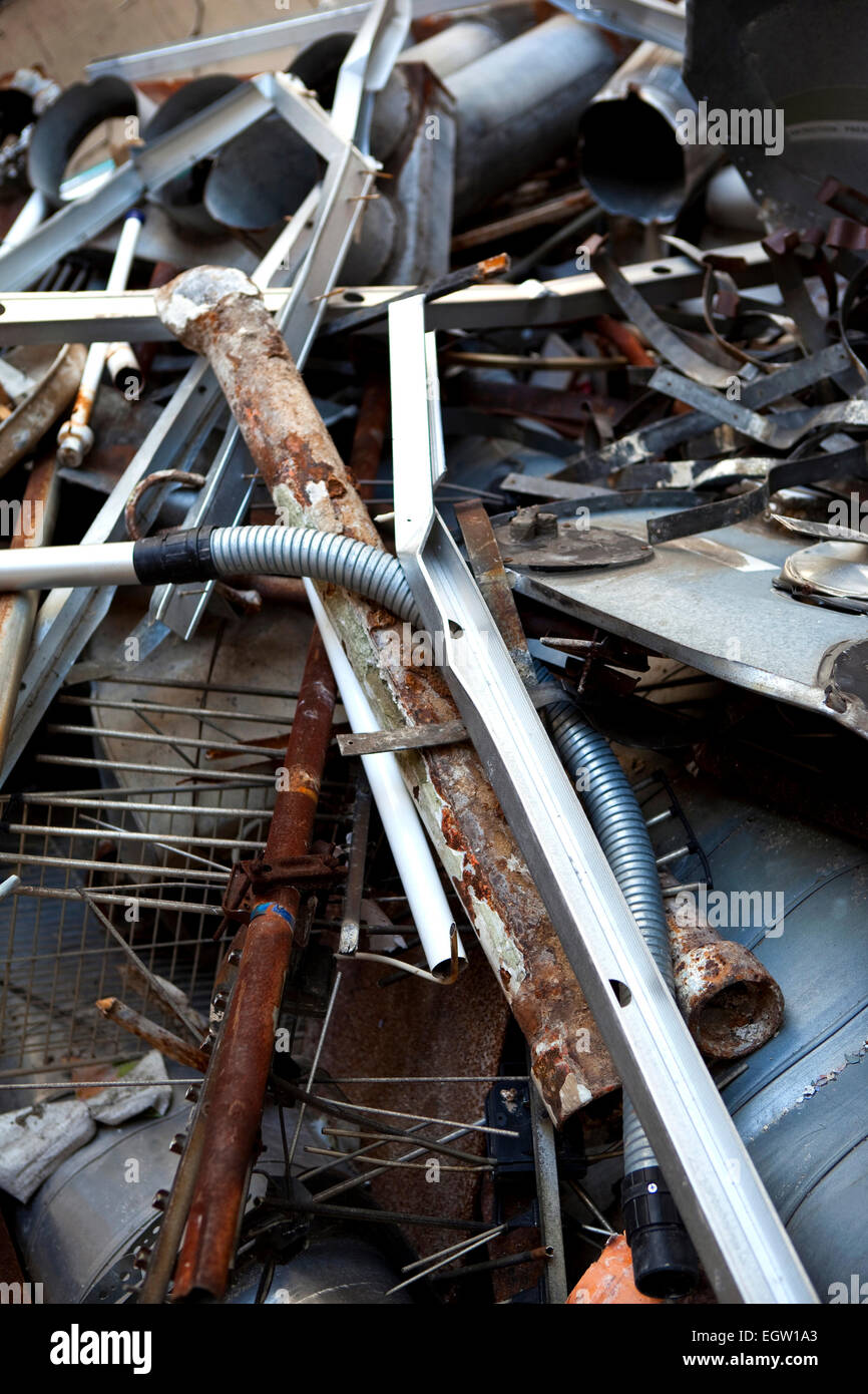 Rusty detriti metallici in una discarica di rifiuti Foto Stock