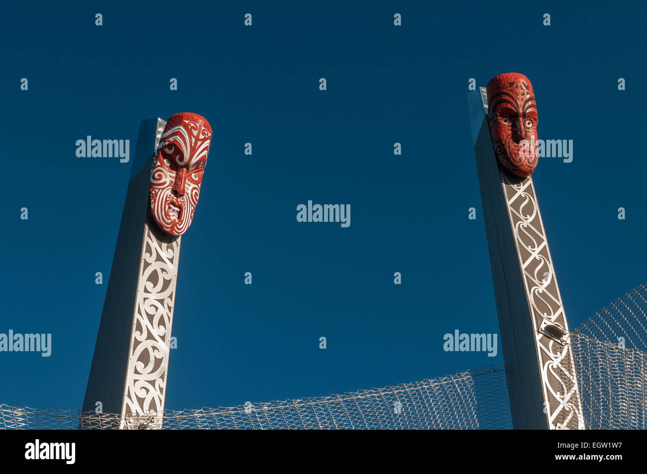 Scultura in legno Maori, Te Puia Marae, Whakarewarewa, Rotorua, Baia di Planty, Isola del nord, Nuova Zelanda. Foto Stock