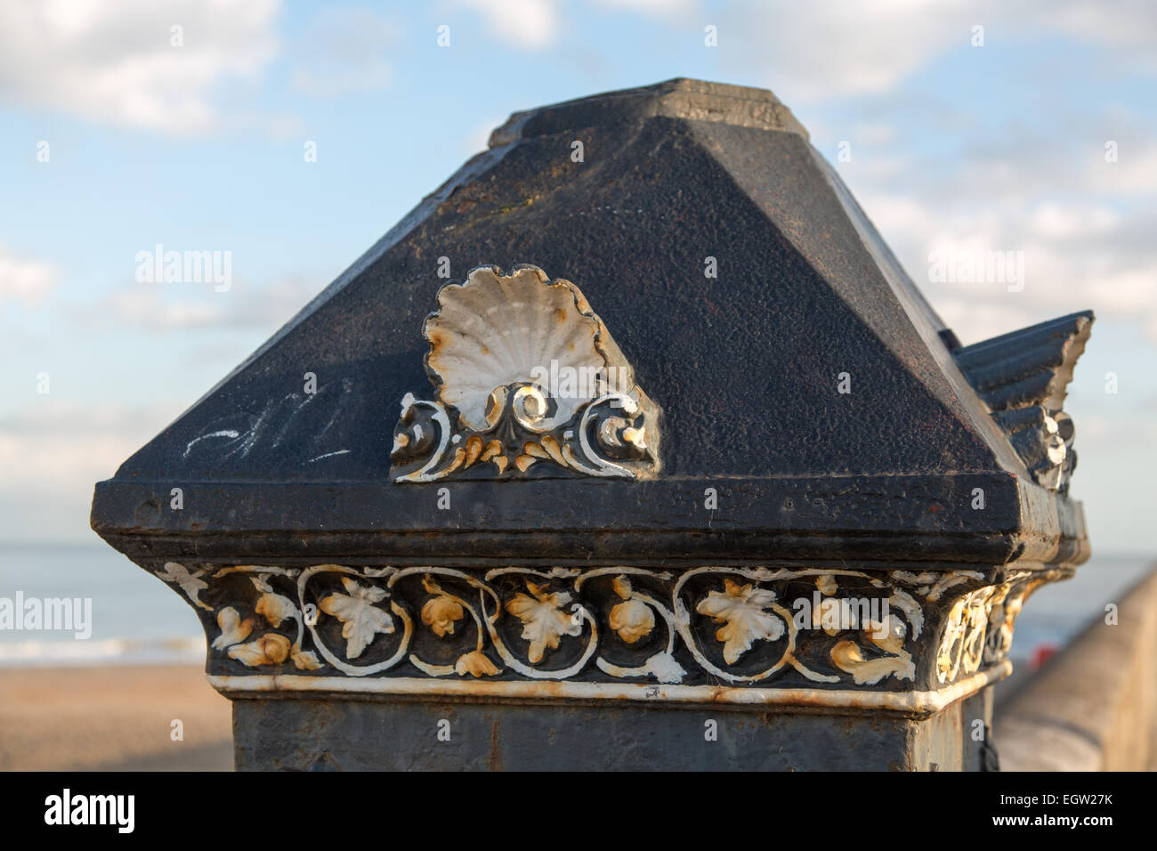 Un periodo di ornati in pietra con decorazioni di shell sulla parete del mare a Ramsgate Harbour, Kent Foto Stock