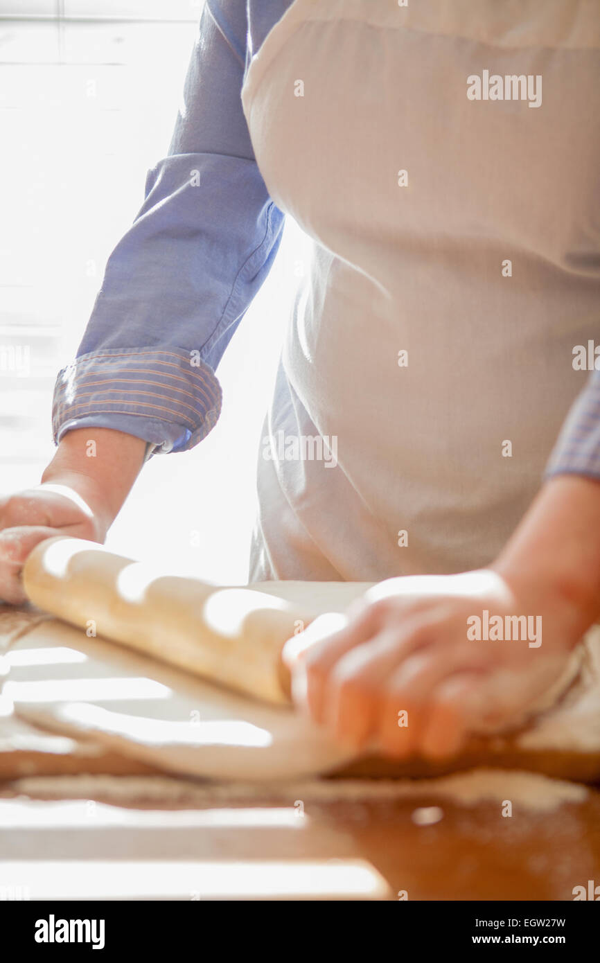 Donna di stendere la pasta. Foto Stock