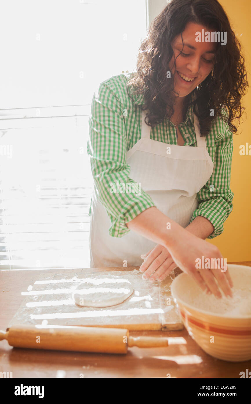 Donna flouring impasto. Foto Stock