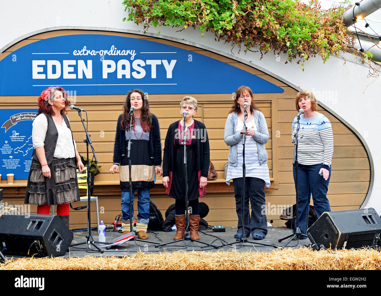 Una femmina del gruppo folk a cantare sul palcoscenico del mondo campionati pastoso in cornwall, Regno Unito Foto Stock