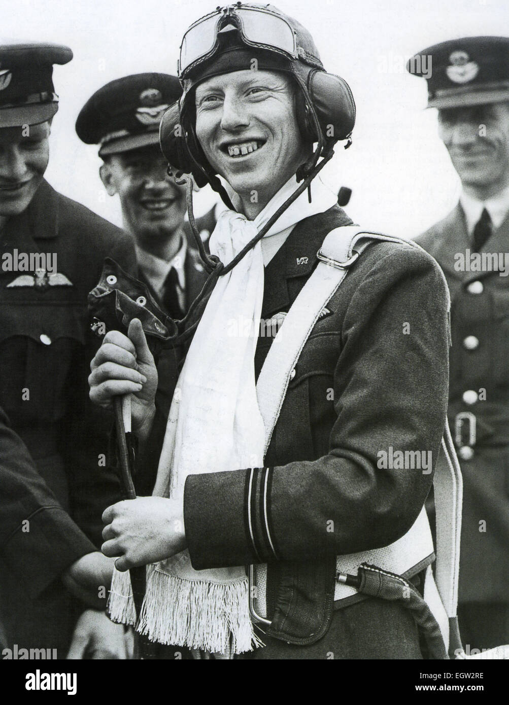 JAMES 'GINGER' LACY (1917-1989) English ace RAF pilota da combattimento il 16 Luglio 1941 dopo essere stata presentata con il primo paracadute realizzato in Australia. La sua sciarpa è stato firmato dai lavoratori presso la fabbrica di Sydney dove lo scivolo è stato fabbricato Foto Stock