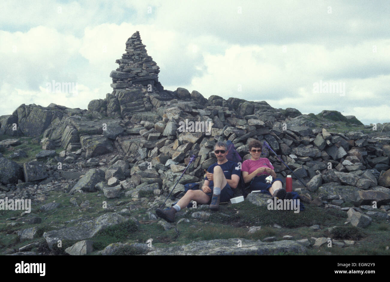Walkers prendere un periodo di riposo su Carrock cadde Summit Cumbria Inghilterra England Regno Unito Foto Stock