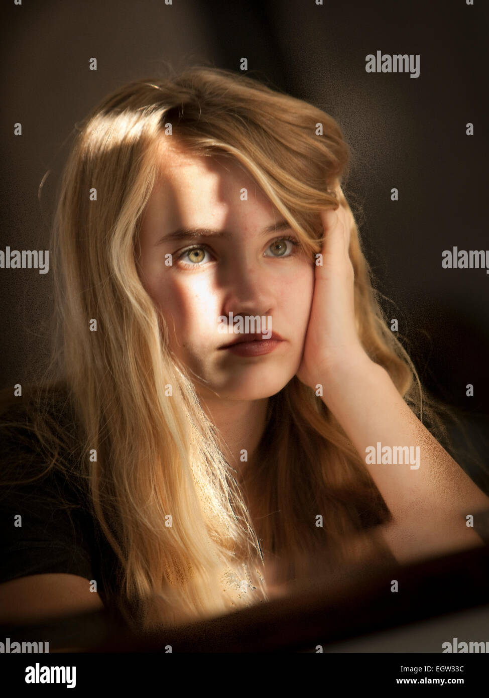 Teen ragazza in camicia nera cercando apatico. Foto Stock