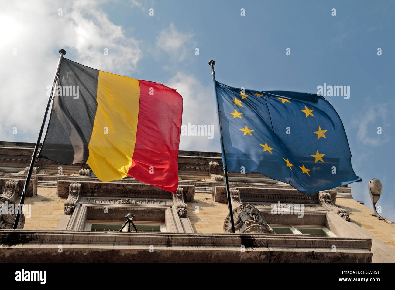 Il belga e Unione europea bandiere che sventolano fianco a fianco di Bruxelles in Belgio. Foto Stock