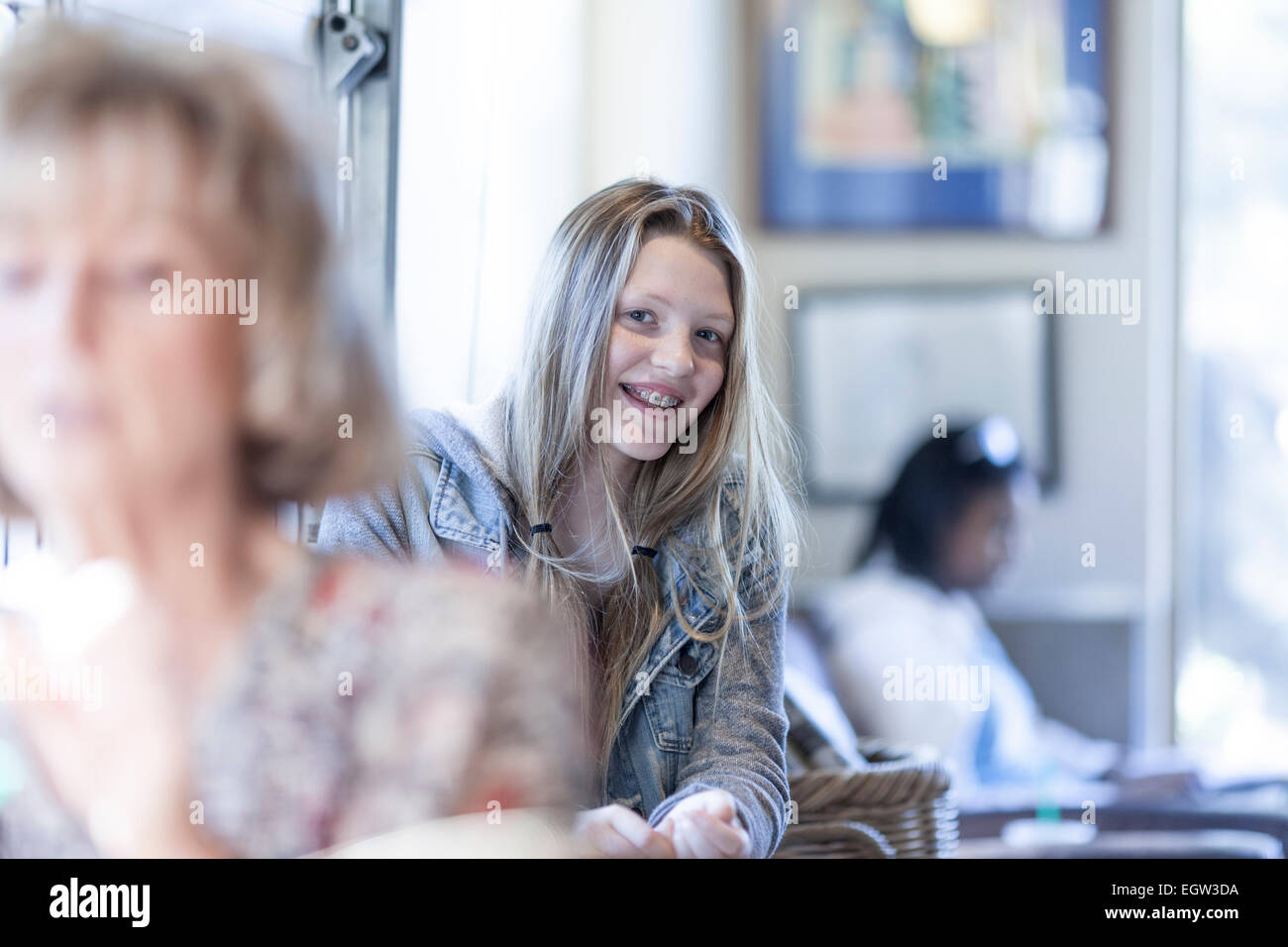 Ritratto di tween/teen in jean giacca. Foto Stock