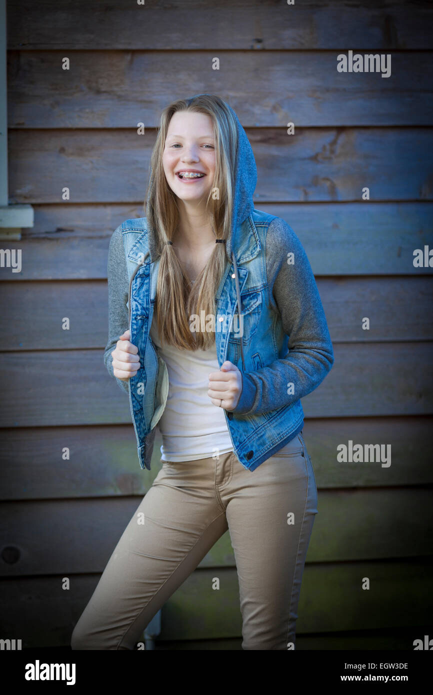Ritratto di tween/teen in jean giacca. Foto Stock