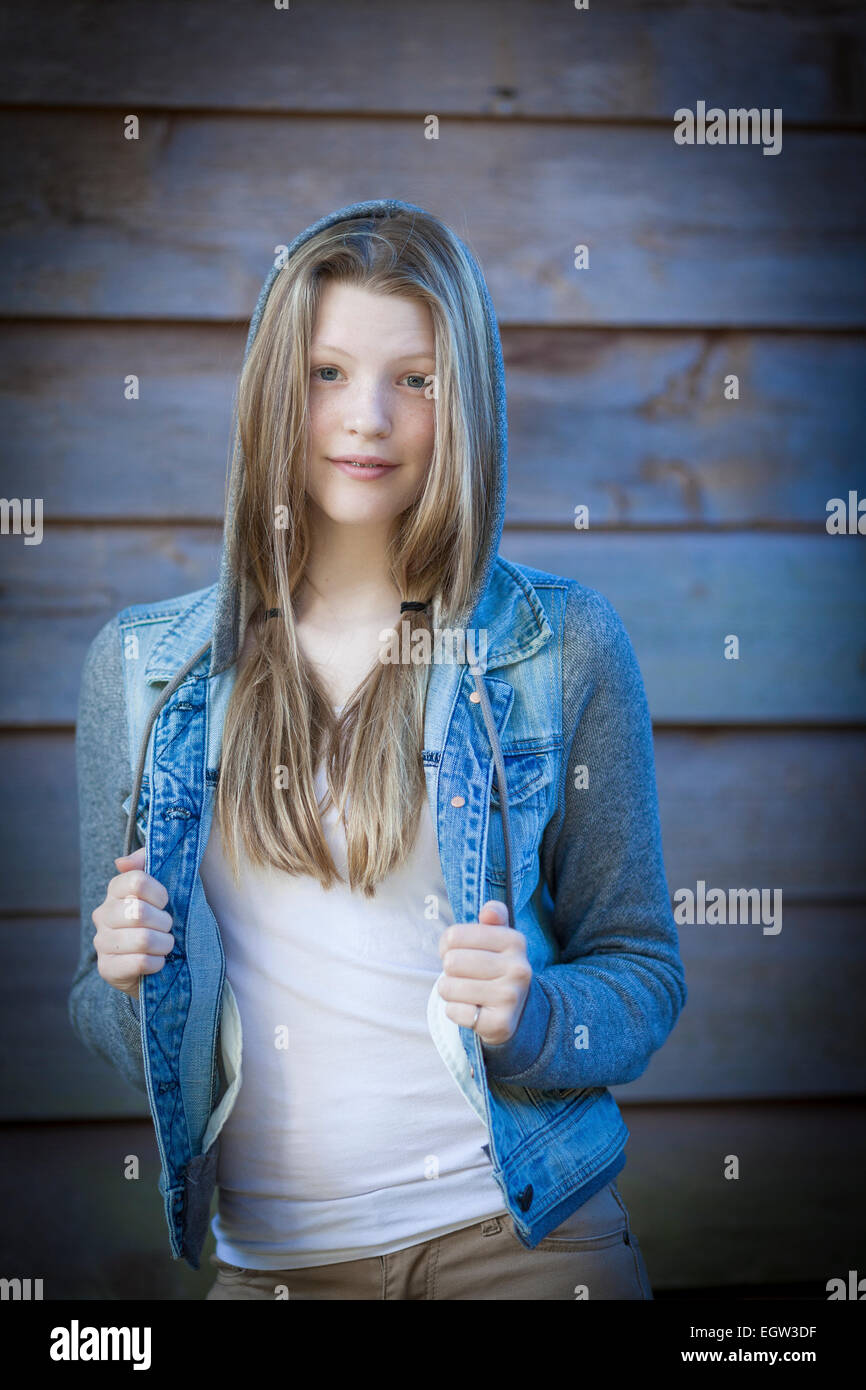 Ritratto di tween/teen in jean giacca. Foto Stock