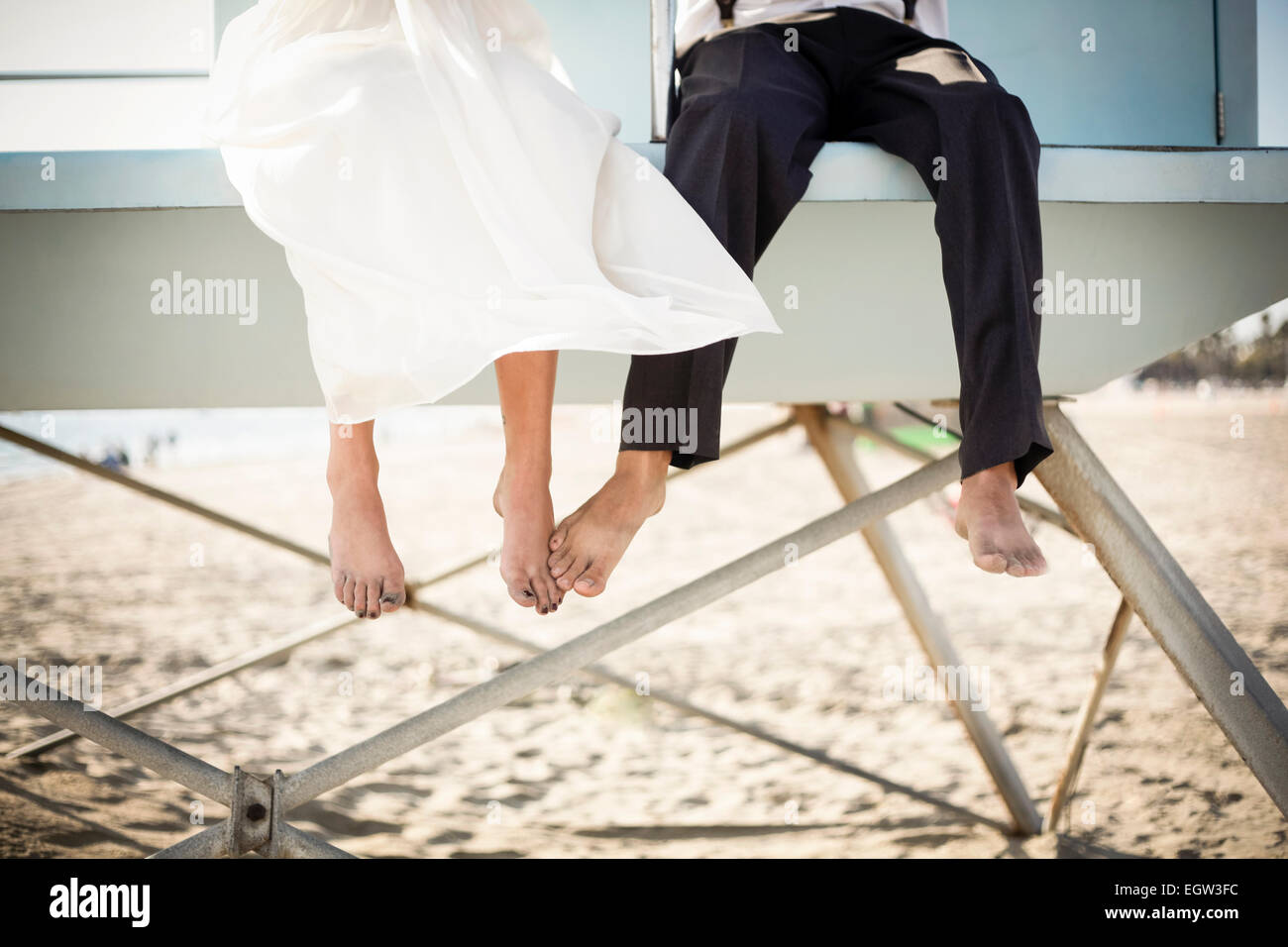 Le coppie di toccare i piedi in spiaggia. Foto Stock