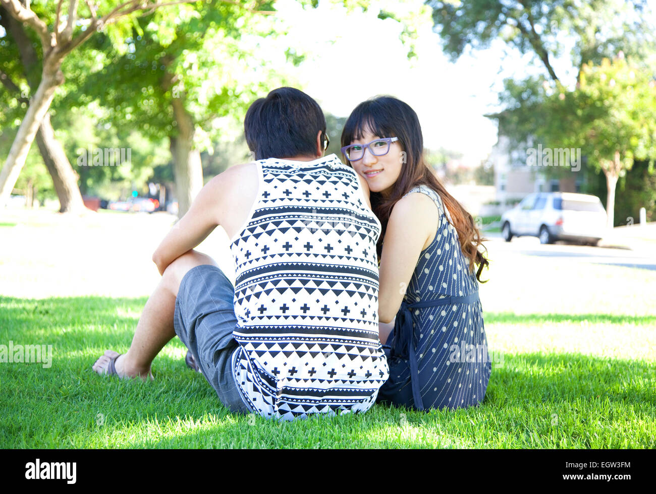 Giovane seduto sull'erba insieme. Foto Stock