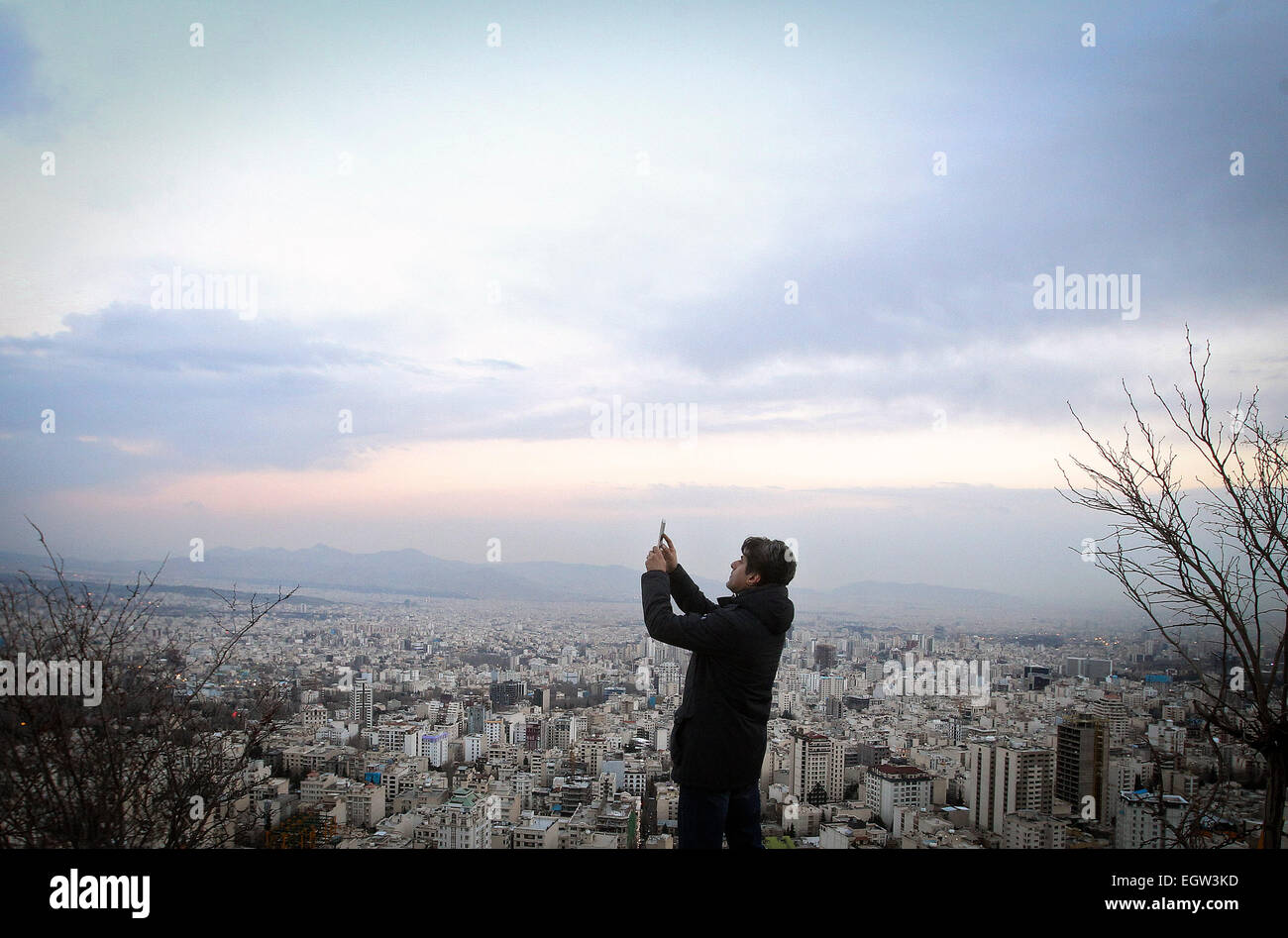 Tehran, Iran. 2 Mar, 2015. Un uomo iraniano prende le immagini in corrispondenza di una zona montagnosa a nord di Teheran, capitale dell'Iran, il 2 marzo 2015. © Ahmad Halabisaz/Xinhua/Alamy Live News Foto Stock