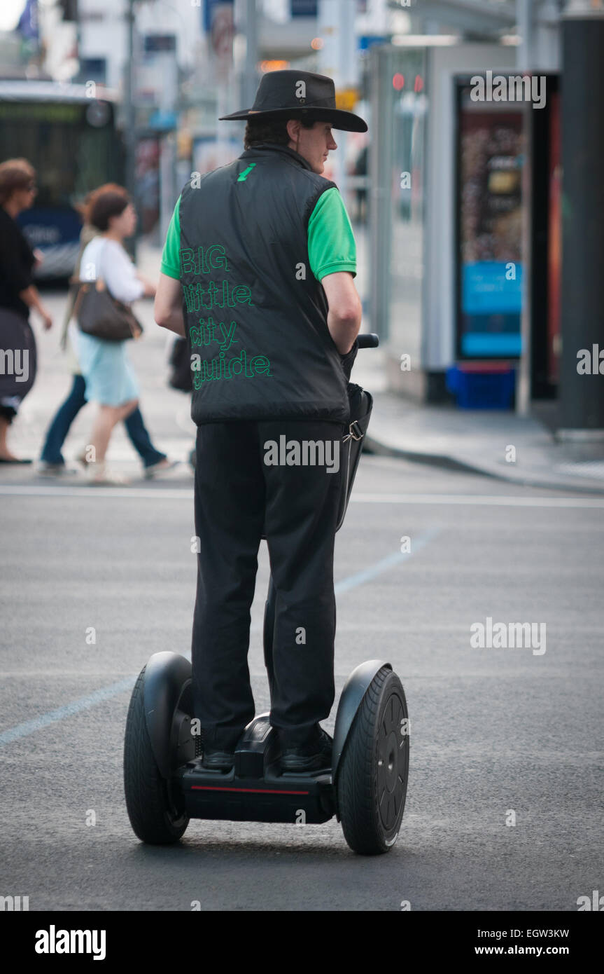 Guida della città su un Segway Customs Street East, Auckland, Isola del nord, Nuova Zelanda. Foto Stock