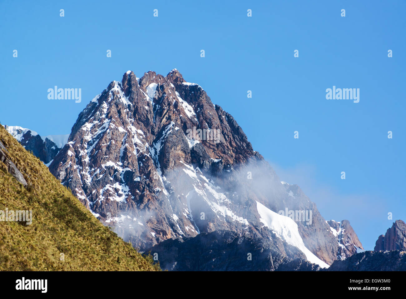 Rocky Mountain nella Cordillera Blanca nelle Ande montagne vicino Huaraz, Perù Foto Stock