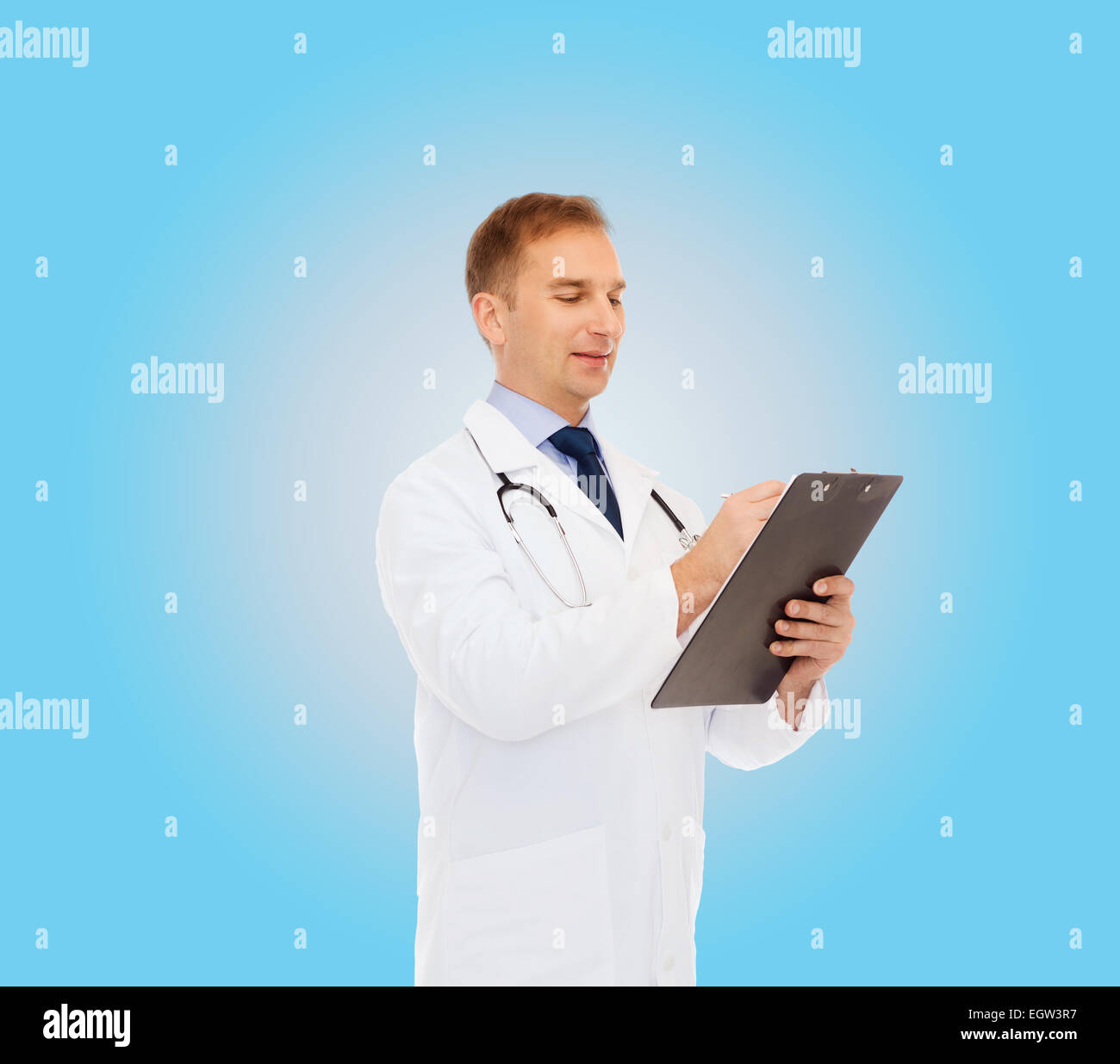 Sorridente medico maschio con blocco appunti e uno stetoscopio Foto Stock